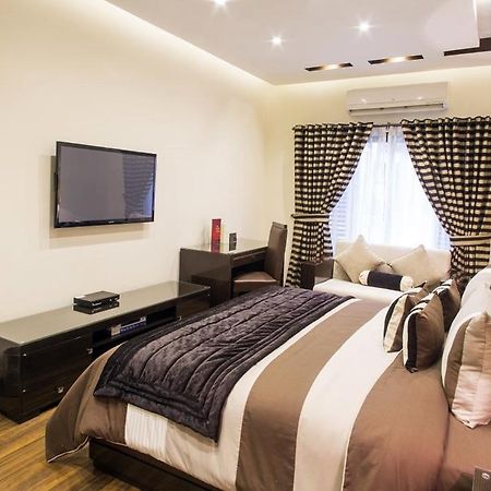 Royaute Luxury Suites And Hotel Gulberg Lahore Rom bilde