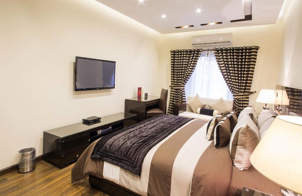 Royaute Luxury Suites And Hotel Gulberg Lahore Rom bilde