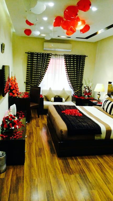 Royaute Luxury Suites And Hotel Gulberg Lahore Eksteriør bilde
